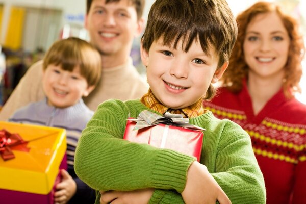 Niño feliz, padres felices