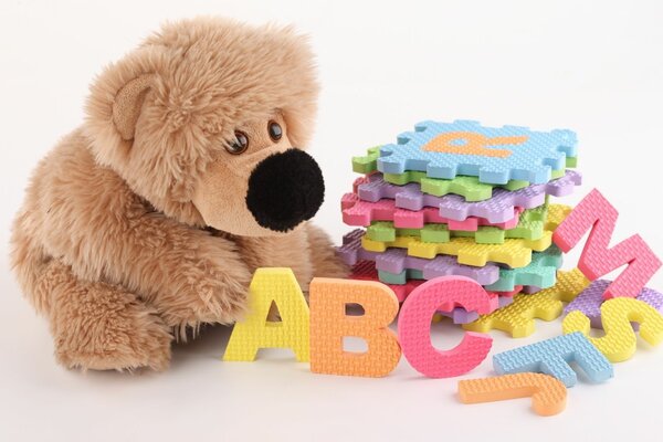 Peluche et alphabet multicolore