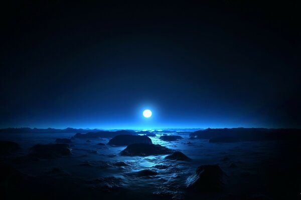 La Luna ilumina las rocas en el mar