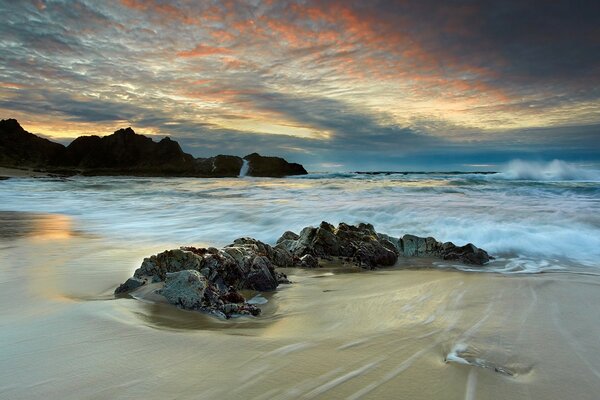 Con tristeza, acompañando la puesta de sol, respiramos este momento una y otra vez con el aliento del mar eternamente vivo