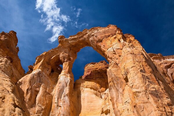 Rocce alterate contro il cielo