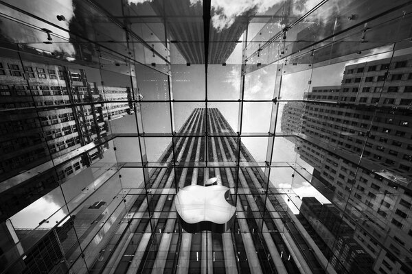 Símbolo da Apple em um prédio na cidade