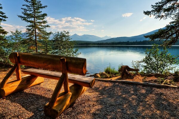 Negozio di legno in riva al lago