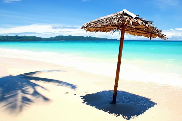 Einsamer Strand mit blauem See