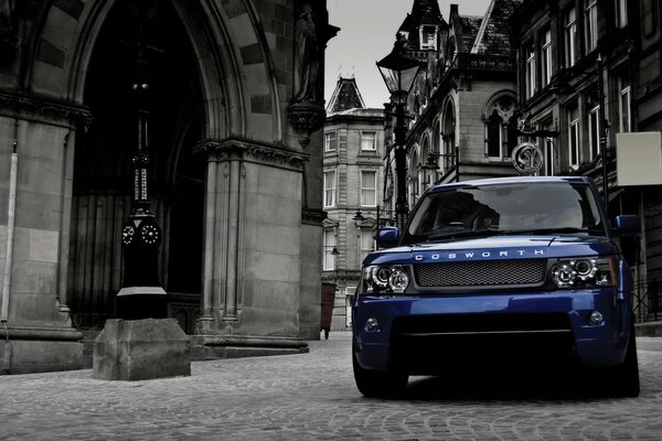 Blauer Range Rover auf monochromen Stadthintergrund