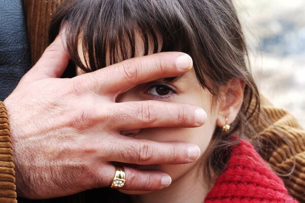 Cara cerrada de la mano de las niñas