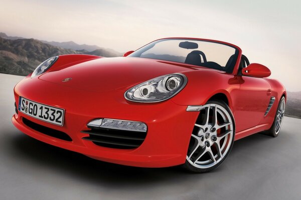 Luksusowe czerwone Porsche na tle natury