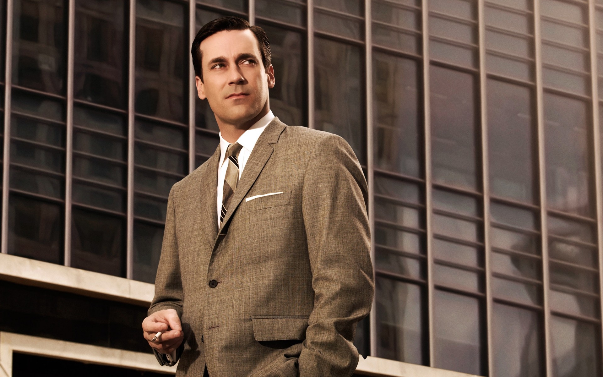 tv-serie wirtschaft porträt allein erwachsener mann büro drinnen fenster tragen wahnsinnige john hamm