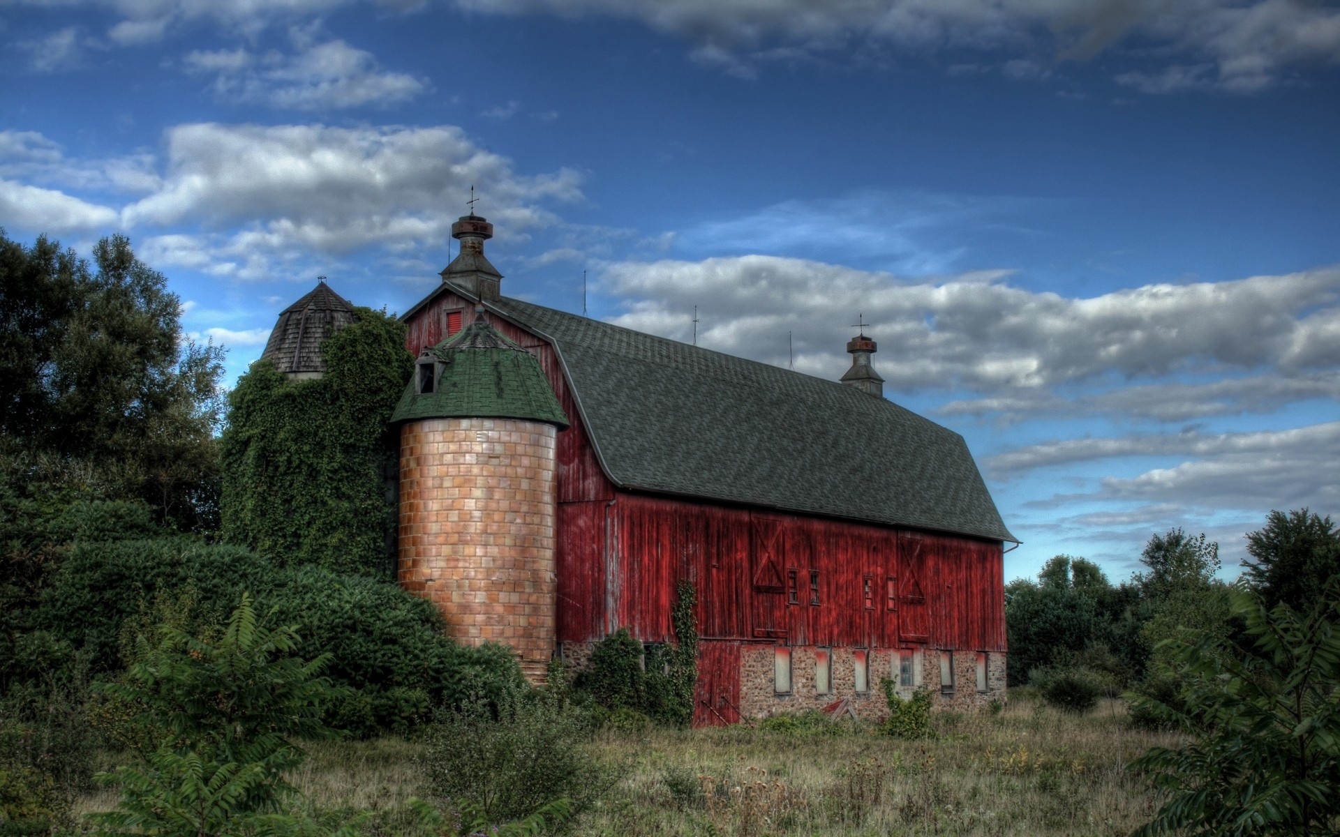 landschaft scheune bauernhof himmel des ländlichen haus land architektur haus landschaft im freien landwirtschaft rustikal landschaft holz alt haus tageslicht zuhause kirche