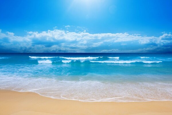 Tropischer Strand am Meer