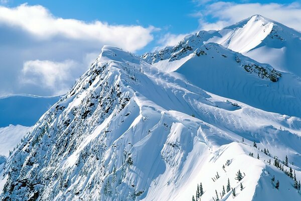 Montanhas na neve céu azul