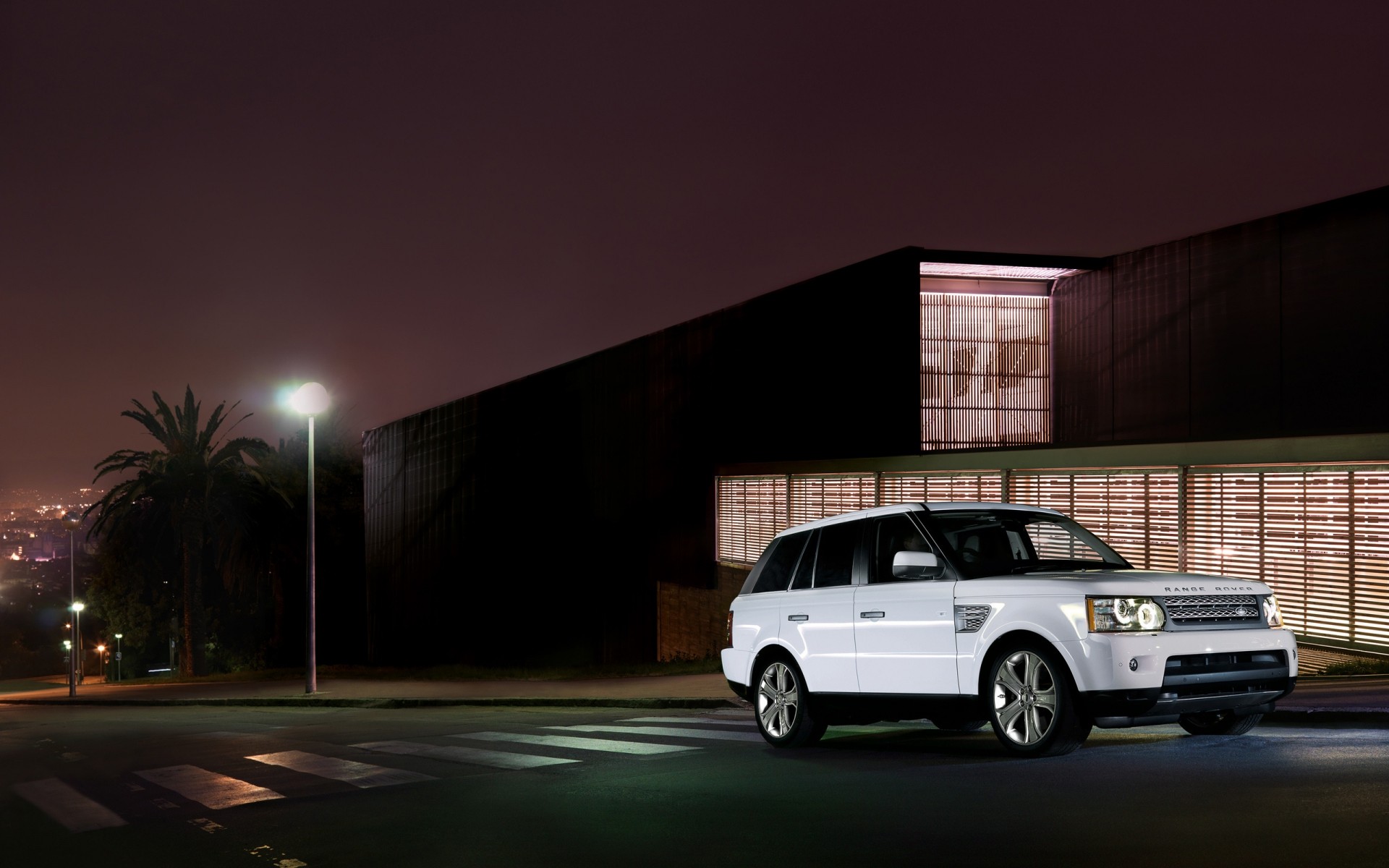 range rover auto auto straße straße transportsystem bürgersteig asphalt verkehr reisen stadt unschärfe licht