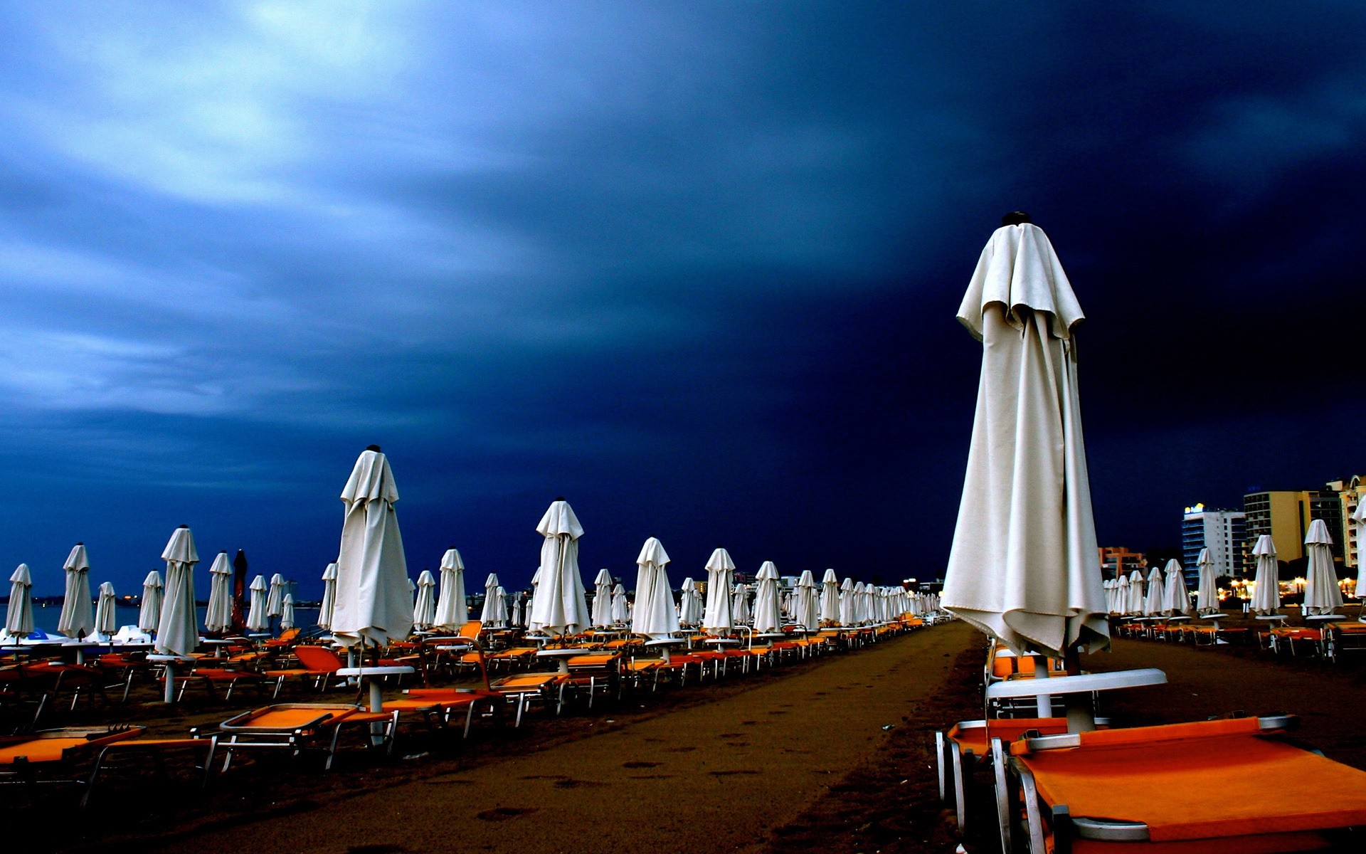 été voyage ciel eau coucher de soleil architecture soirée extérieur ville mer aube crépuscule système de transport parapluie. sombre