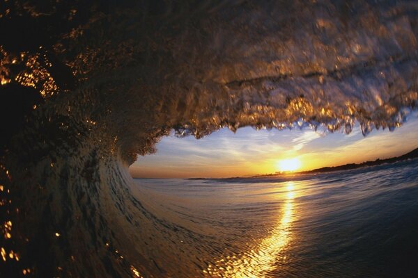 Uma grande onda cobre o sol