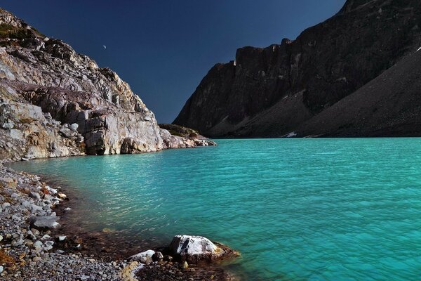 Viaggio al mare e in montagna. Acqua blu