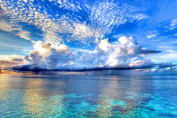 Die Reinheit des Meeres ist wie der Himmel blau in der Sommernatur