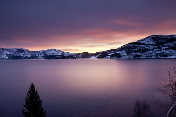 Piękne jezioro wśród ośnieżonych gór