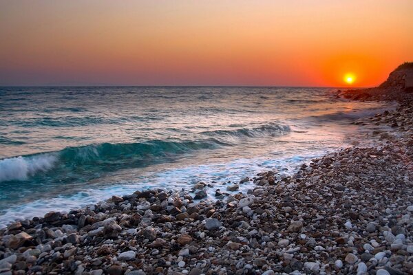 Tramonto arancione in riva al mare