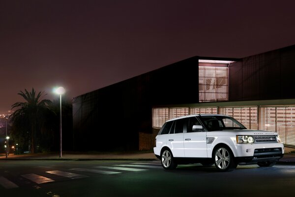 Range rover samochód w drodze na ulicy