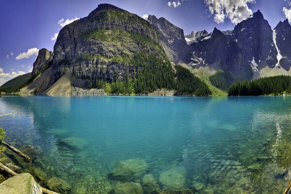 Lago limpo com montanhas durante o dia