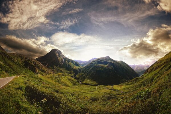 Belles collines dans les rayons de l aube