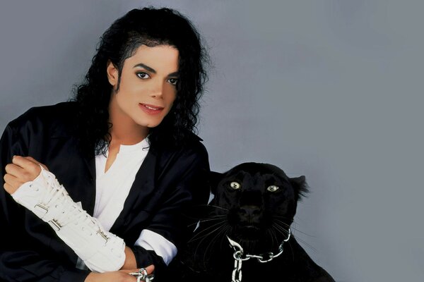 El cantante Michael Jackson con su mascota
