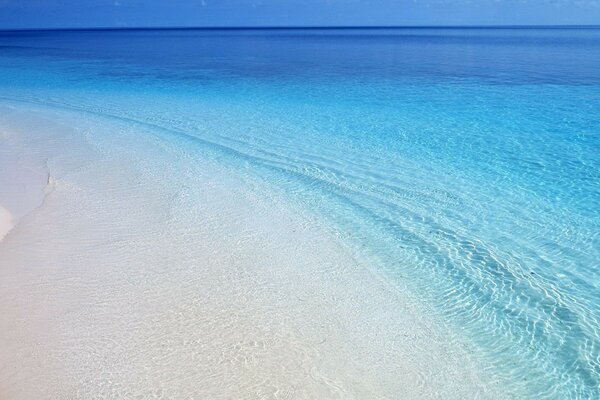 Bleu océan plage blanche comme neige