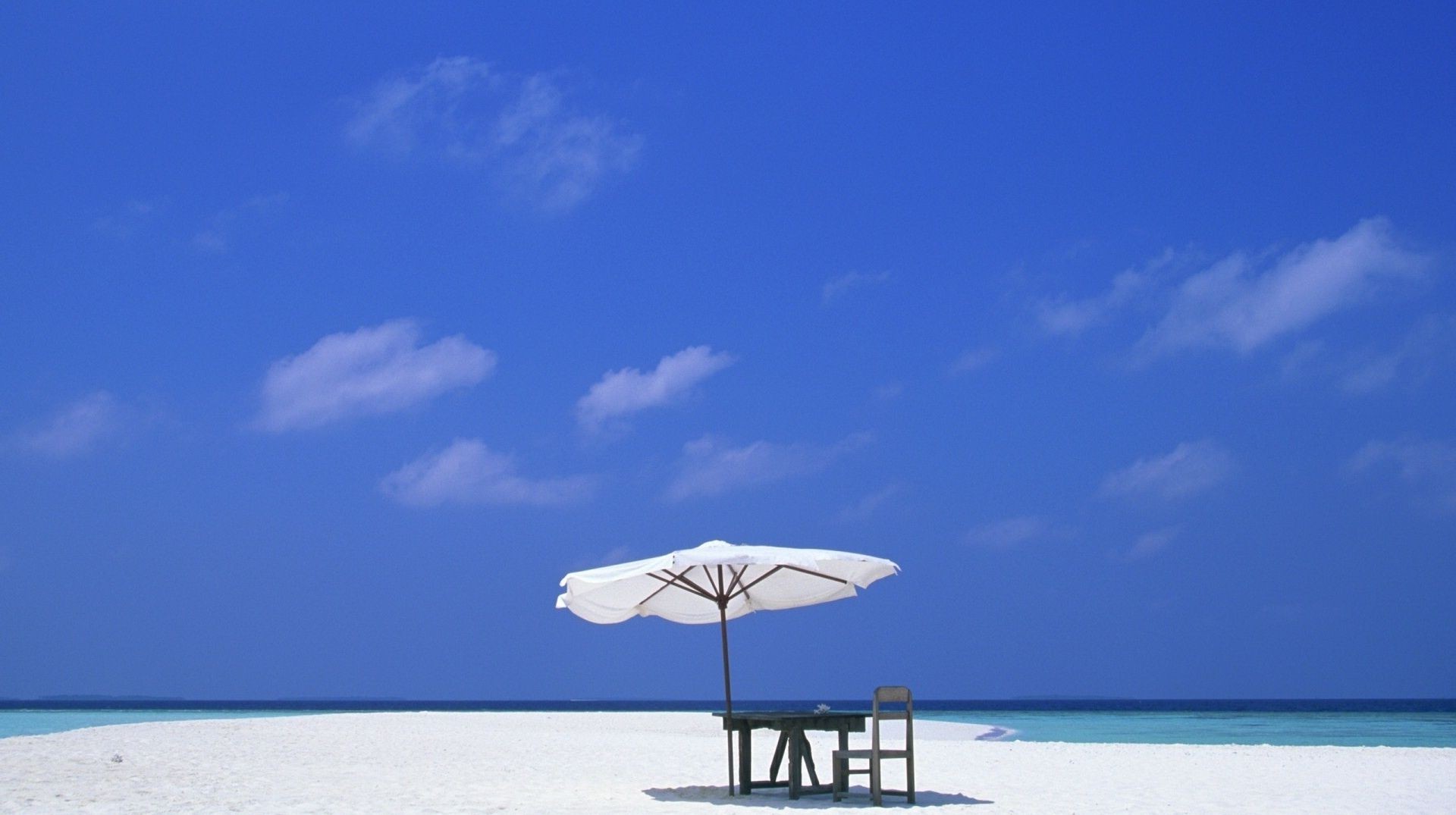 海洋和海洋 沙子 水 夏天 田园诗 海滩 天空 热带 海 海洋 旅行 太阳 海 放松 景观 好天气 偏远 岛屿