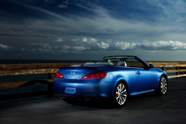 Blaues infiniti Cabrio und Himmel