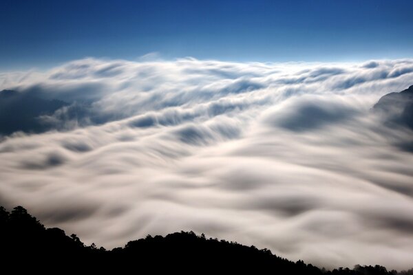 Nuages duveteux blancs dans le ciel