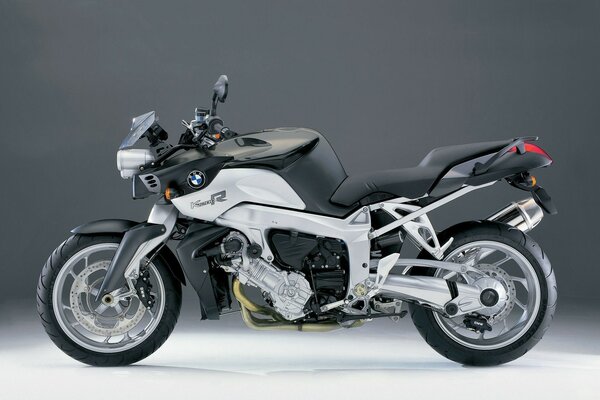 Moto bmw blanc sur fond noir