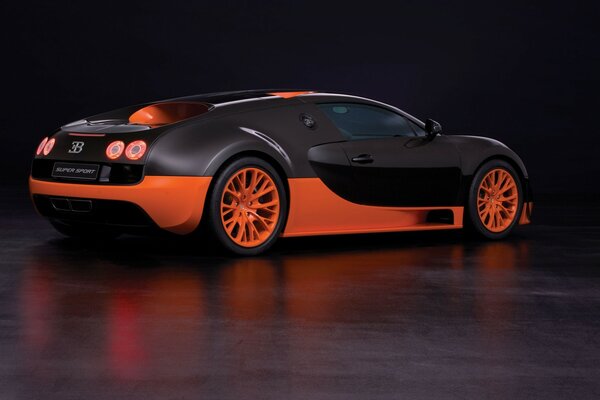 Macchina sportiva Bugatti bicolore