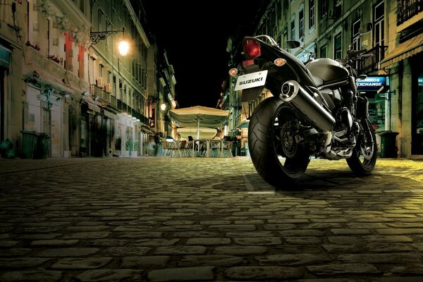 Moto de sport dans la rue de nuit