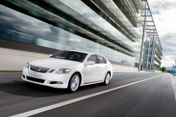 Lexus blanco en la carretera es la mejor sensación