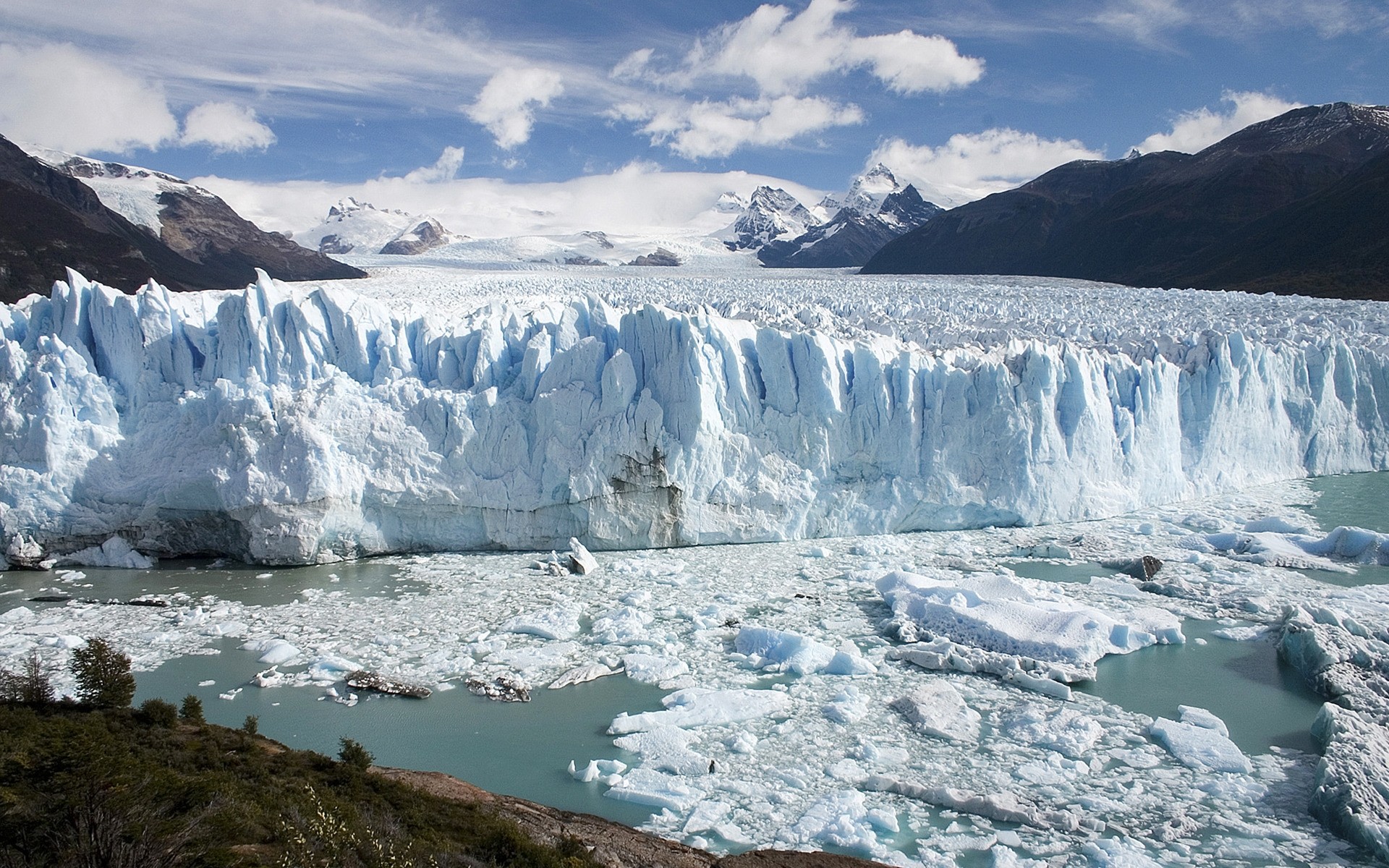 hiver iceberg glacier glace fonte eau givré neige changement climatique paysage voyage froid réchauffement climatique scénique nature veau natation montagnes congelé