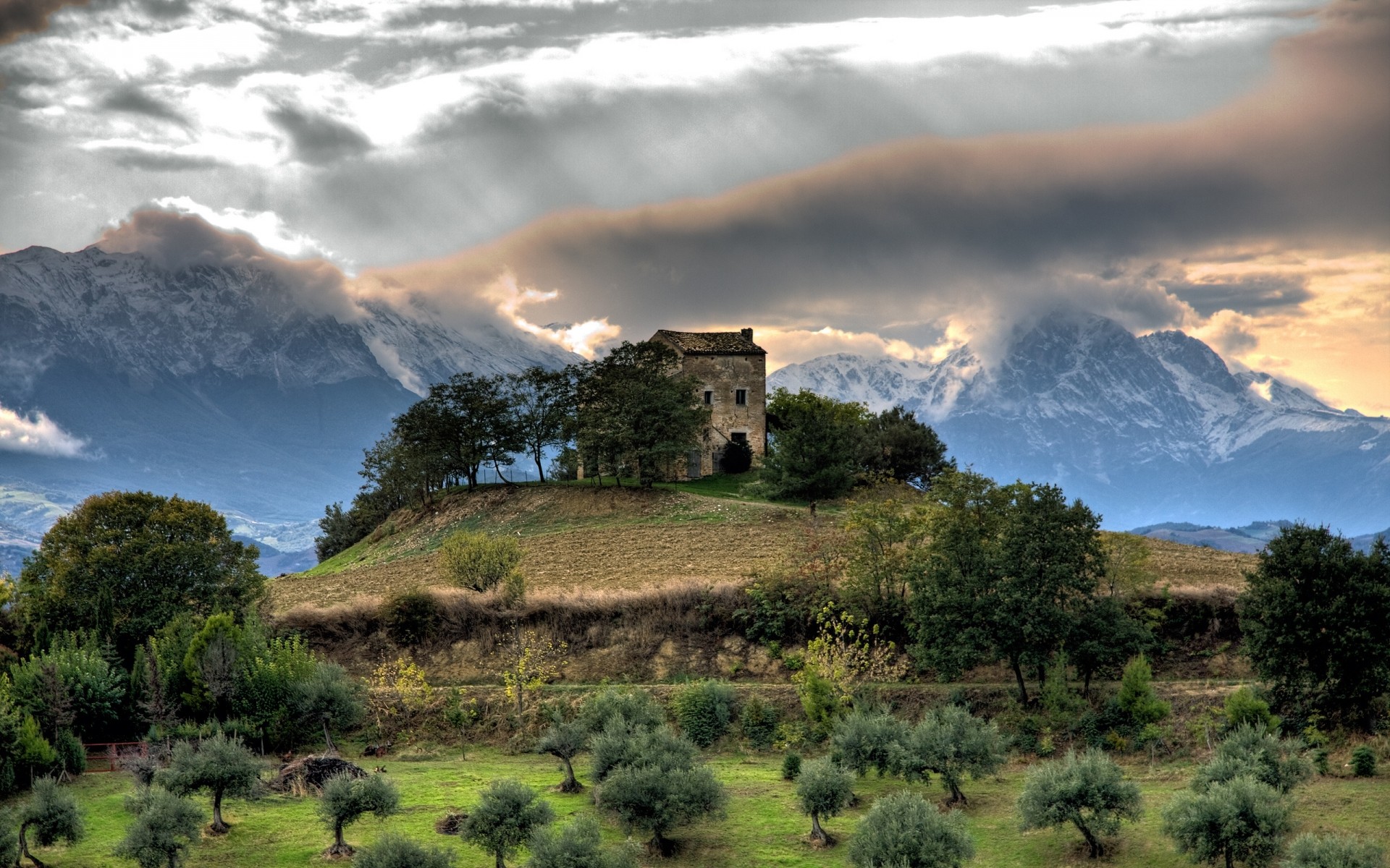 paysage voyage paysage ciel montagnes à l extérieur nature arbre colline coucher de soleil herbe scénique vieux maison vert