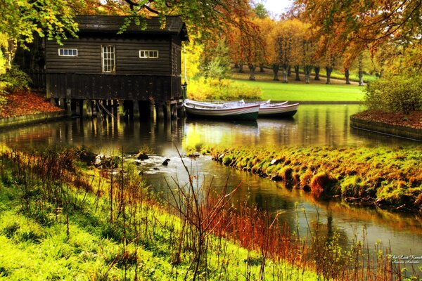 Herbstlandschaft mit Haus am Fluss