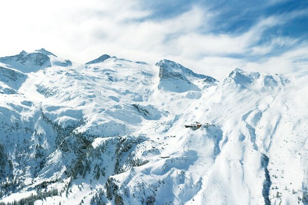 Landschaft der schneebedeckten Berge mit Gletschern