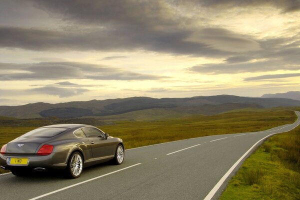 Coche bentley en carretera asfaltada