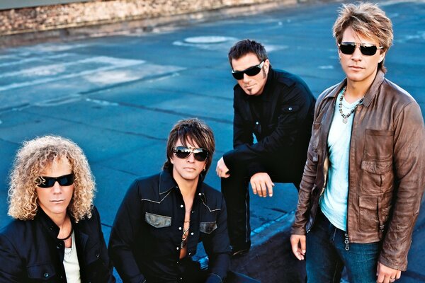 Bon Jovi Band mit dunkler Brille