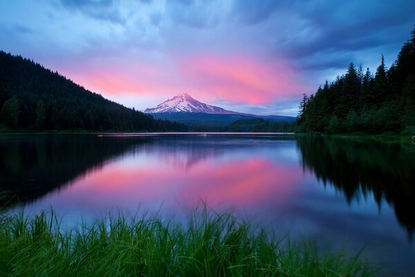 O lago ao amanhecer no outono