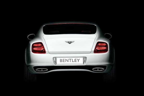 Белый bentley на черном фоне вид сзади