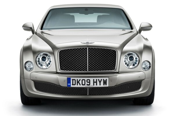 Glänzender Bentley mit Kühlergrill