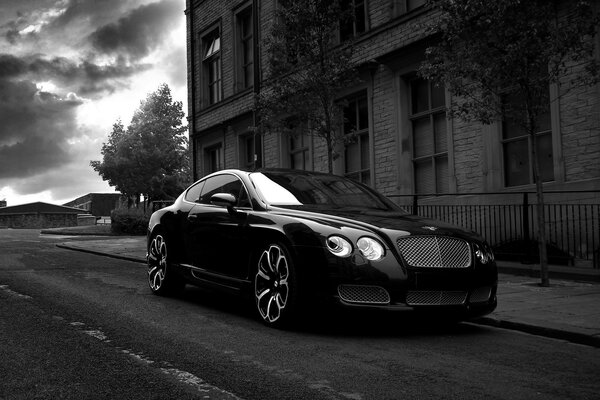 Қала көшелеріндегі bentley көлігі