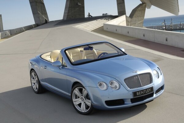 Blue Bentley conversível