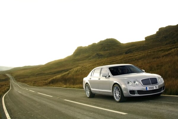 Сучасний красивий автомобіль bentley