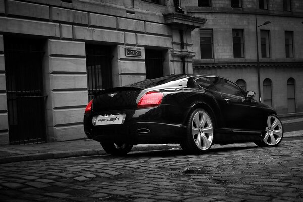 Calçada. Carro estacionado bentley