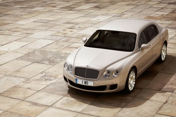 Voiture Bentley beige sur Carrelage beige