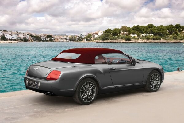 Bentley cabriolet gris avec toit rouge