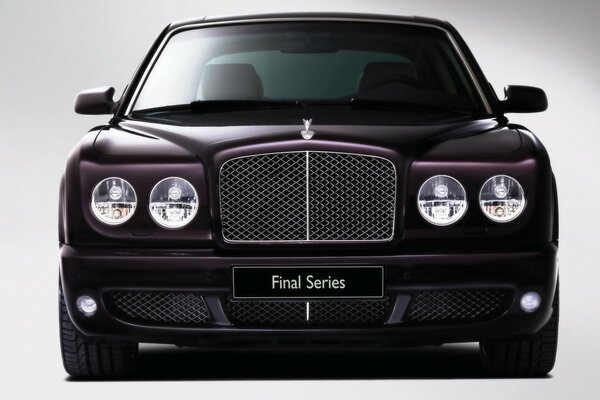 Bentley қара көлігі сіздің қызметіңізге дайын